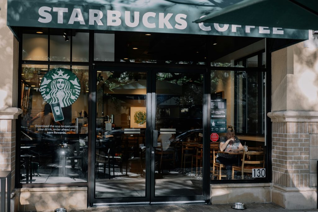 Starbucks impone la presenza negli uffici e minaccia di licenziarti se non rispetti le regole