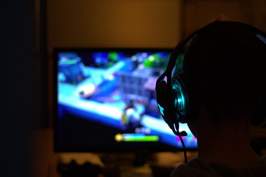 L'attore trentenne si pente di passare 16 ore al giorno davanti al computer e di mangiare cibo spazzatura