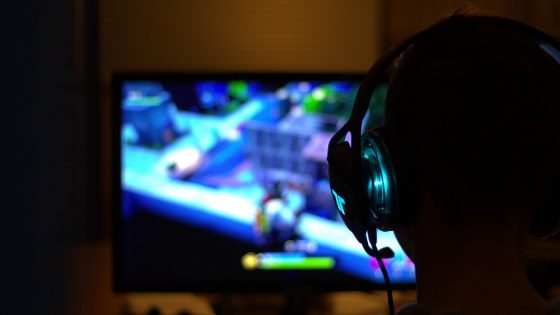 L'attore trentenne si pente di passare 16 ore al giorno davanti al computer e di mangiare cibo spazzatura