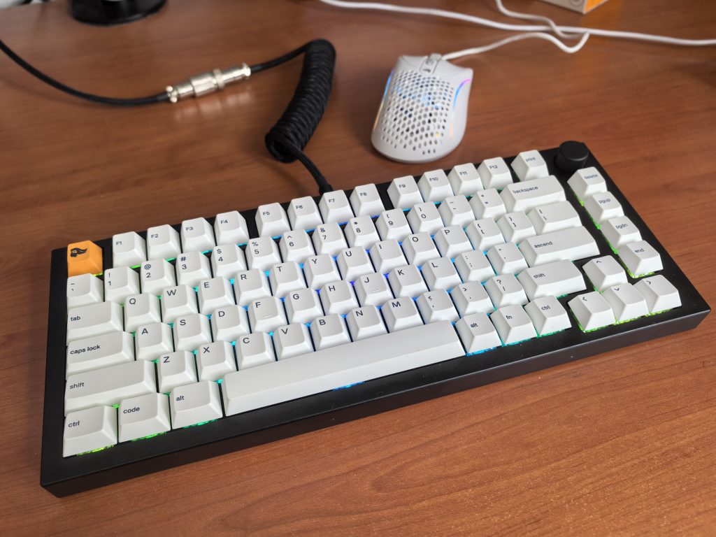 Glorious hat uns die mechanische DIY-Tastatur GMMK Pro zum Testen zugeschickt. Man kann sie selbst zusammenbauen, wir haben sie aber vormontiert erhalten.