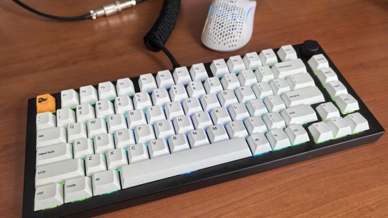 Glorious ci ha inviato la sua tastiera meccanica fai da te, la GMMK Pro, da testare. È possibile assemblarla da soli, ma noi l'abbiamo ricevuta preassemblata.