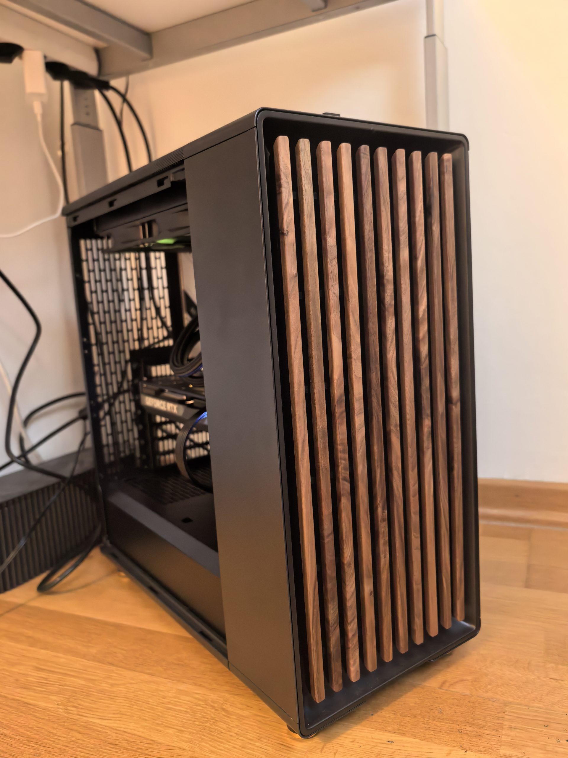 Iako ima moćne komponente, njegova glavna prednost je TUXEDO OS sustav