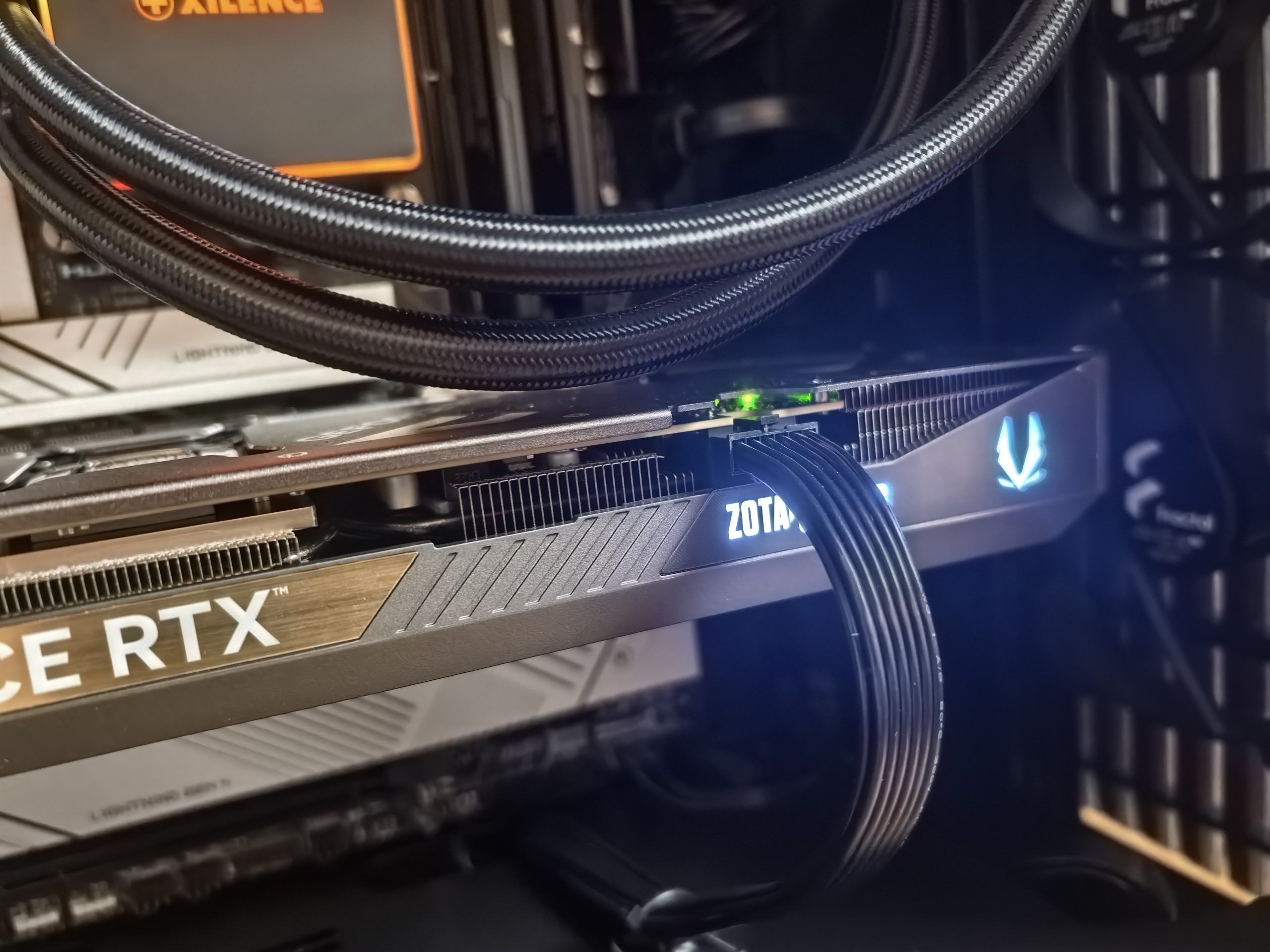 Recenzija Tuxedo Atlas XL21