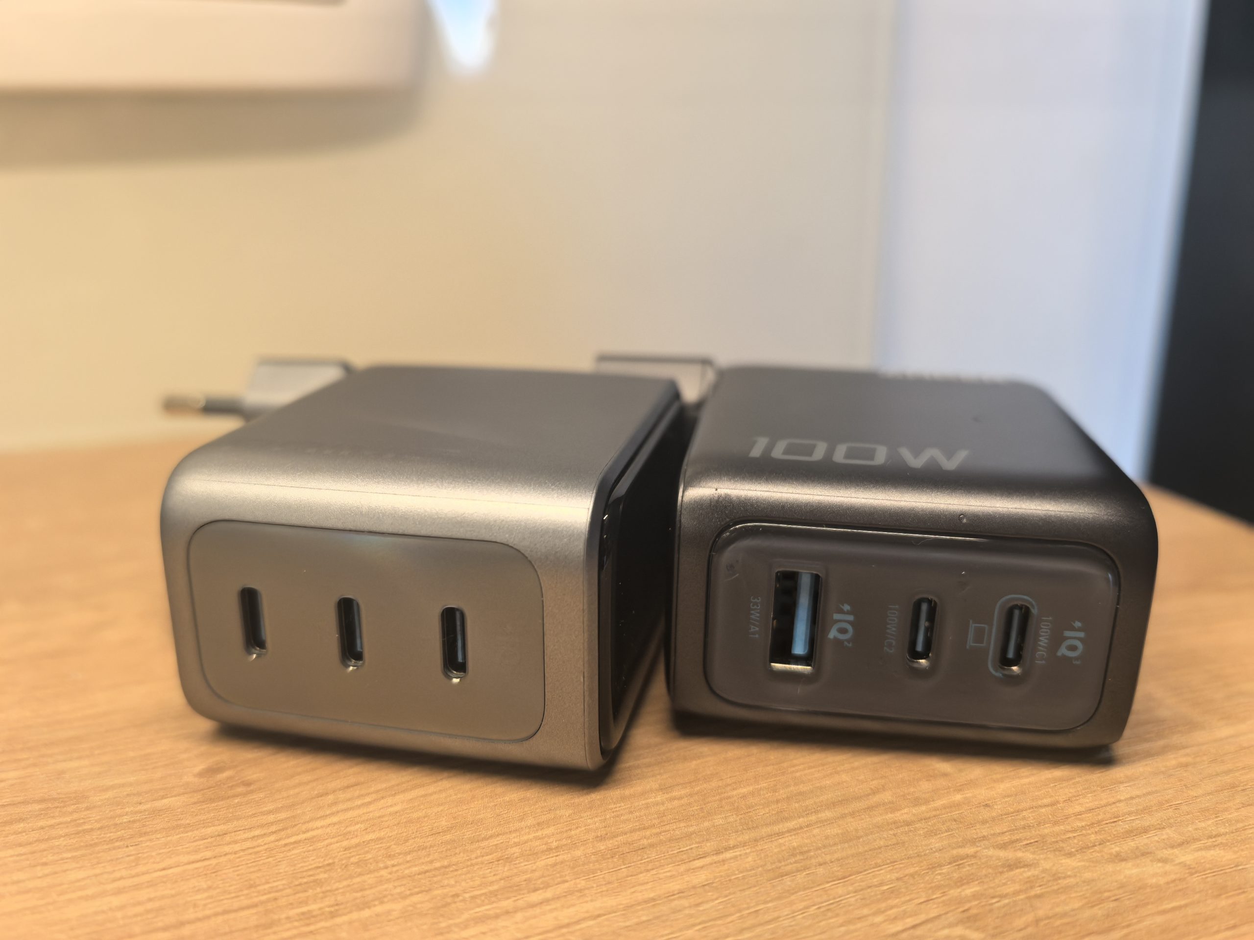 Anker Prime 160W(左),Anker 100W(右)